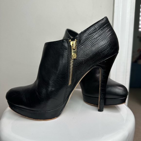 Michael Kors stiletto black snake skin heels - Picture 1 of 5